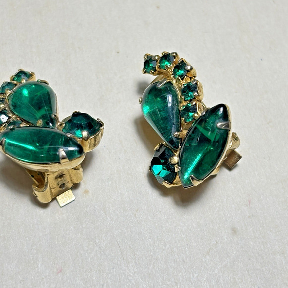 Vtg Emerald Green Rhinestone Prong Set Clip On Earrings Gold-tone - Picture 2 of 16